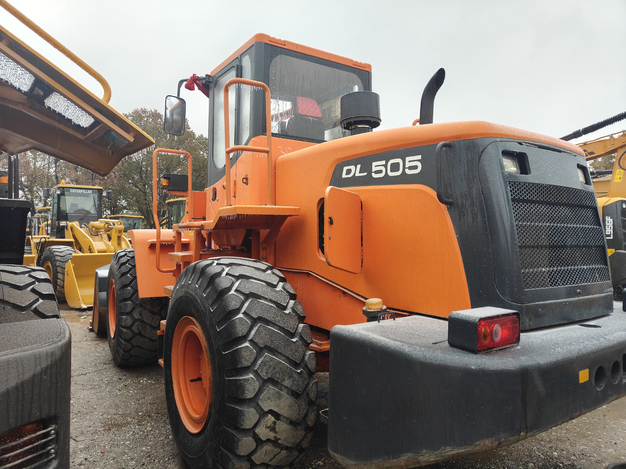 DOOSAN DL505 - Gumikerekes homlokrakodó: 1 kép. DOOSAN DL505 - Gumikerekes homlokrakodó: 1 kép.