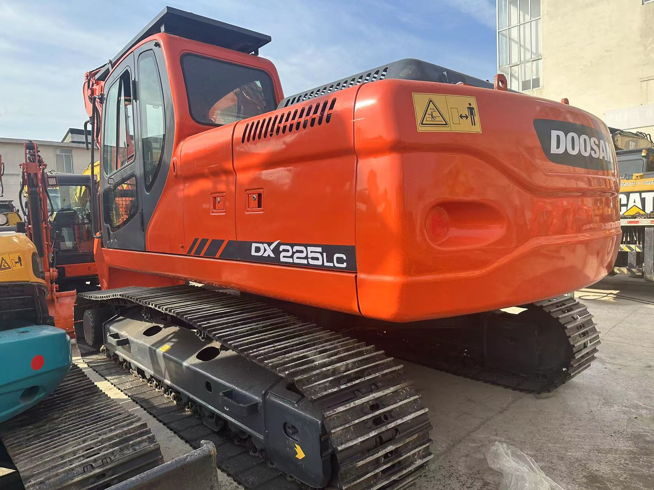 DOOSAN DX225LC - Lánctalpas kotró: 2 kép. DOOSAN DX225LC - Lánctalpas kotró: 2 kép.
