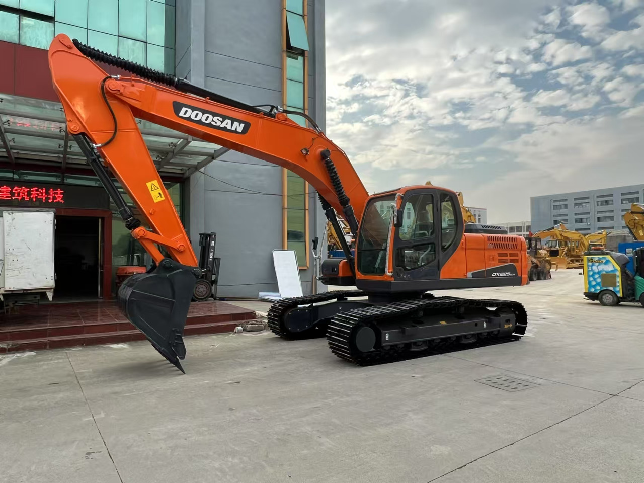 DOOSAN DX225LCA - Lánctalpas kotró: 1 kép. DOOSAN DX225LCA - Lánctalpas kotró: 1 kép.