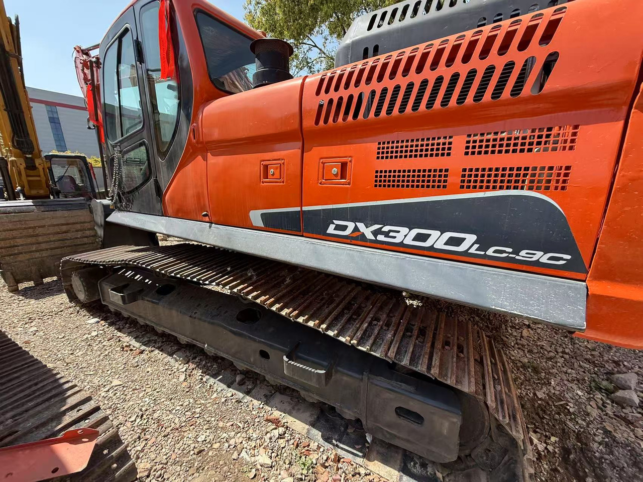 DOOSAN DX300LC-9C - Lánctalpas kotró: 2 kép. DOOSAN DX300LC-9C - Lánctalpas kotró: 2 kép.