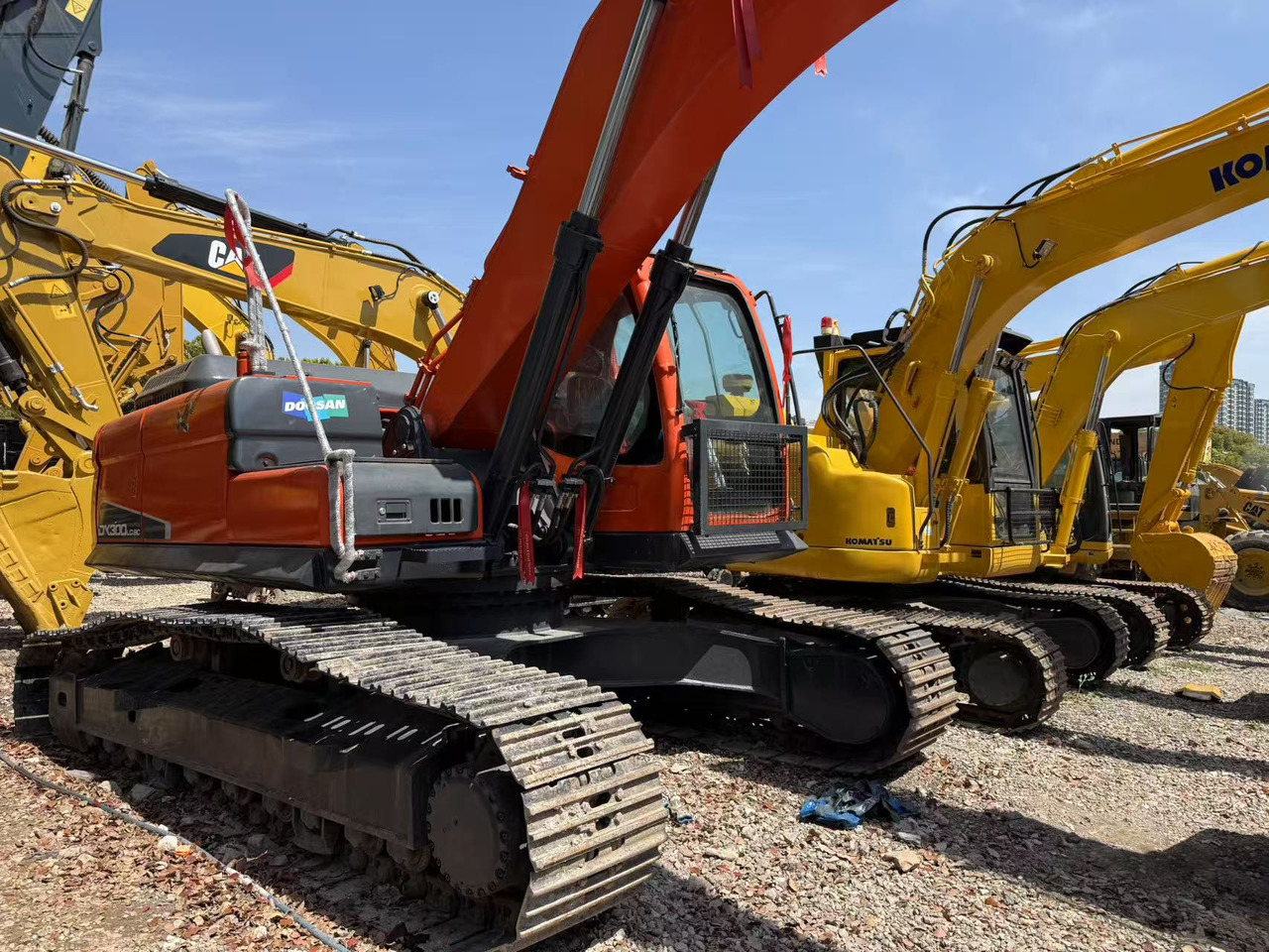 DOOSAN DX300LC-9C - Lánctalpas kotró: 4 kép. DOOSAN DX300LC-9C - Lánctalpas kotró: 4 kép.