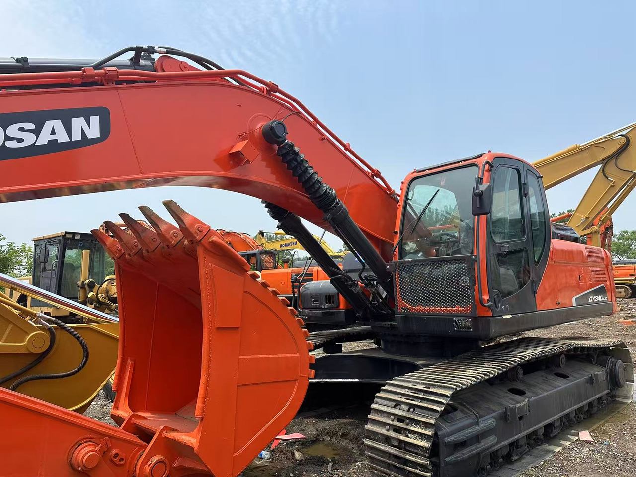 DOOSAN DX340LC-9C - Lánctalpas kotró: 3 kép. DOOSAN DX340LC-9C - Lánctalpas kotró: 3 kép.