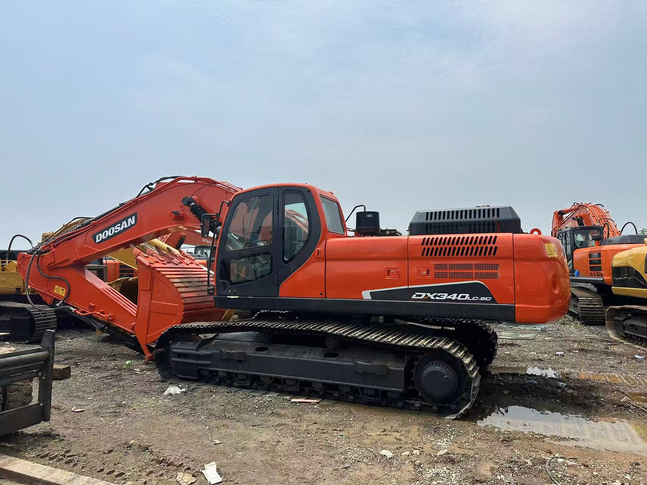 DOOSAN DX340LC-9C - Lánctalpas kotró: 2 kép. DOOSAN DX340LC-9C - Lánctalpas kotró: 2 kép.