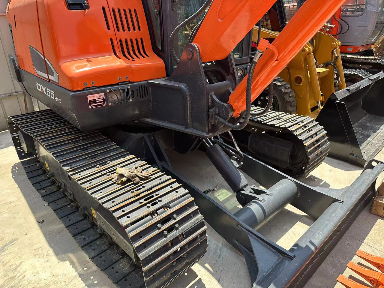 DOOSAN DX55-9C - Lánctalpas kotró: 4 kép. DOOSAN DX55-9C - Lánctalpas kotró: 4 kép.