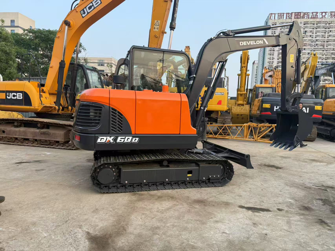 DOOSAN DX60D-10 - Minikotró: 4 kép. DOOSAN DX60D-10 - Minikotró: 4 kép.