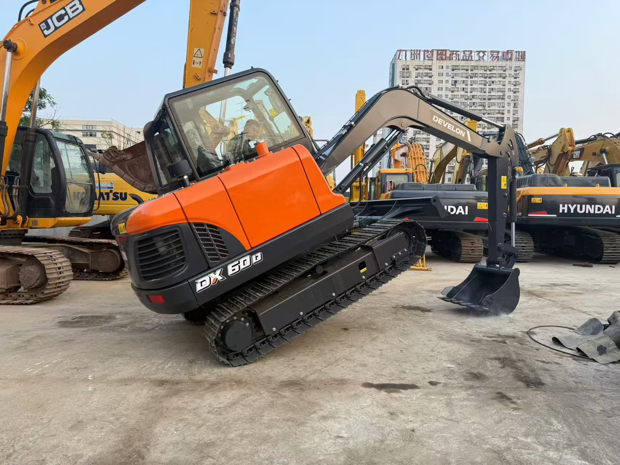 DOOSAN DX60D-10 - Minikotró: 1 kép. DOOSAN DX60D-10 - Minikotró: 1 kép.