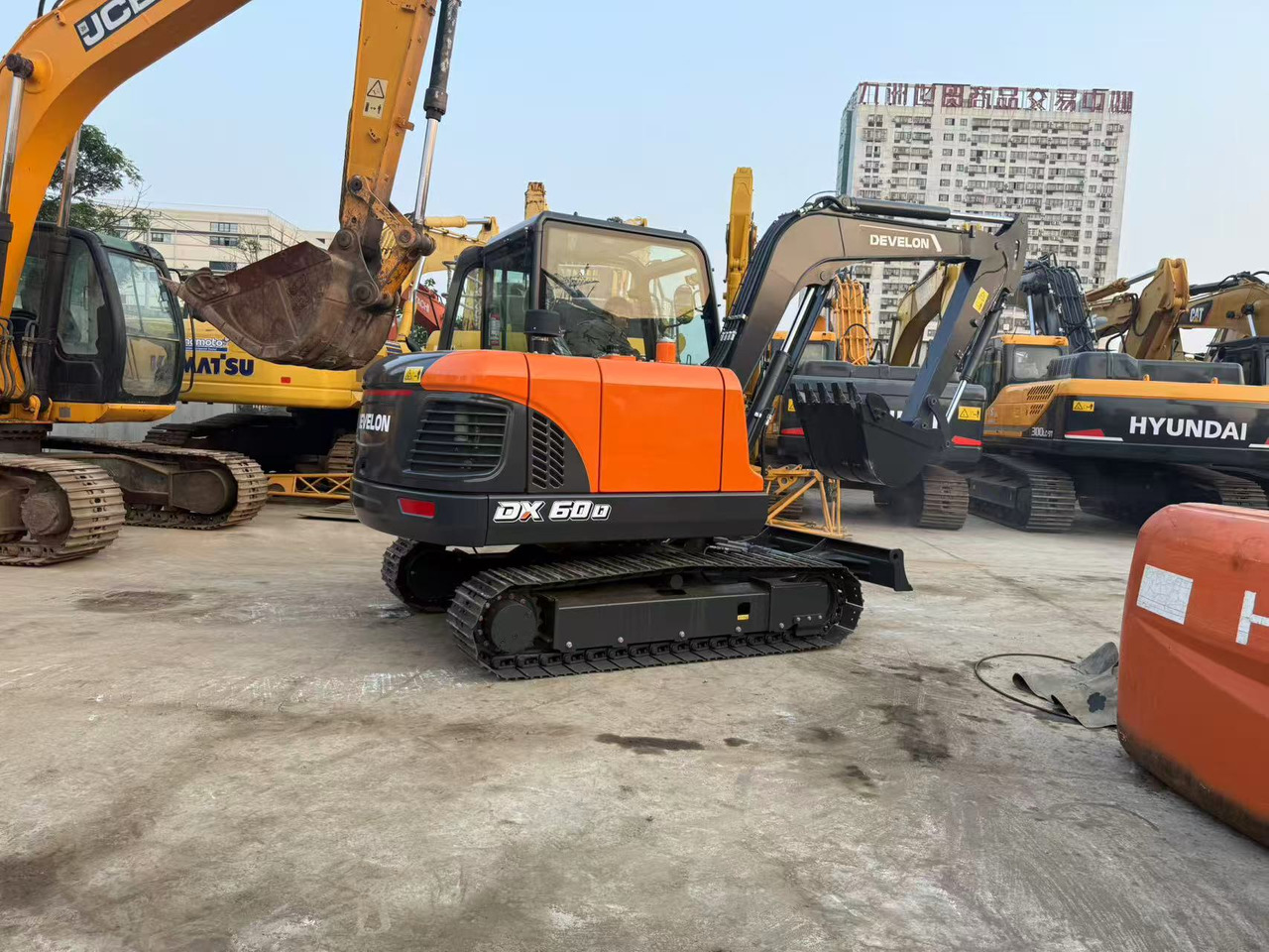 DOOSAN DX60D-10 - Minikotró: 2 kép. DOOSAN DX60D-10 - Minikotró: 2 kép.