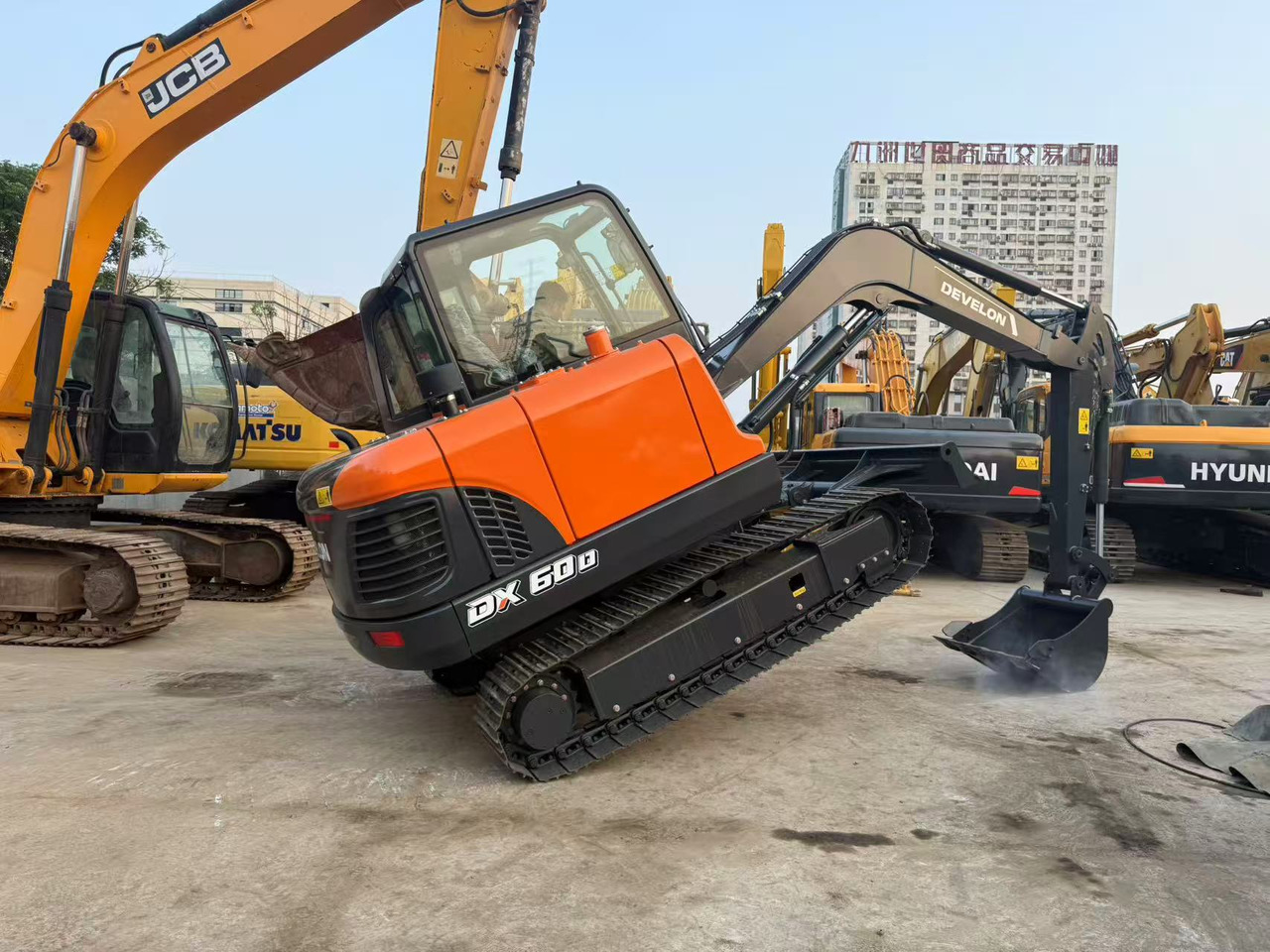 DOOSAN DX60D-10 - Minikotró: 3 kép. DOOSAN DX60D-10 - Minikotró: 3 kép.