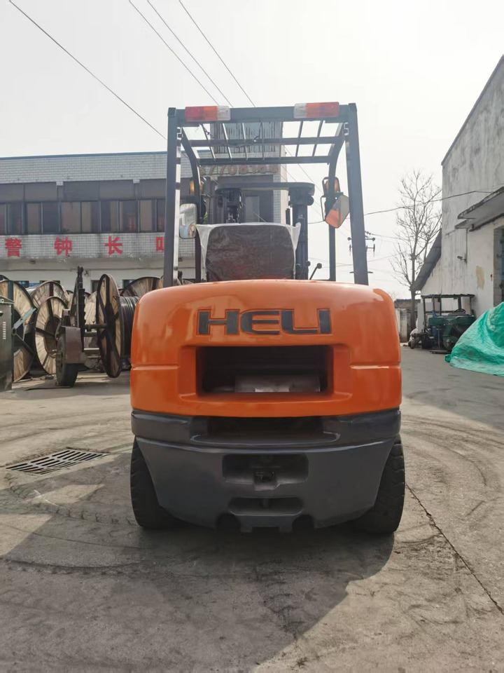 HELI 3.5-ton - Dízel targonca: 4 kép. HELI 3.5-ton - Dízel targonca: 4 kép.