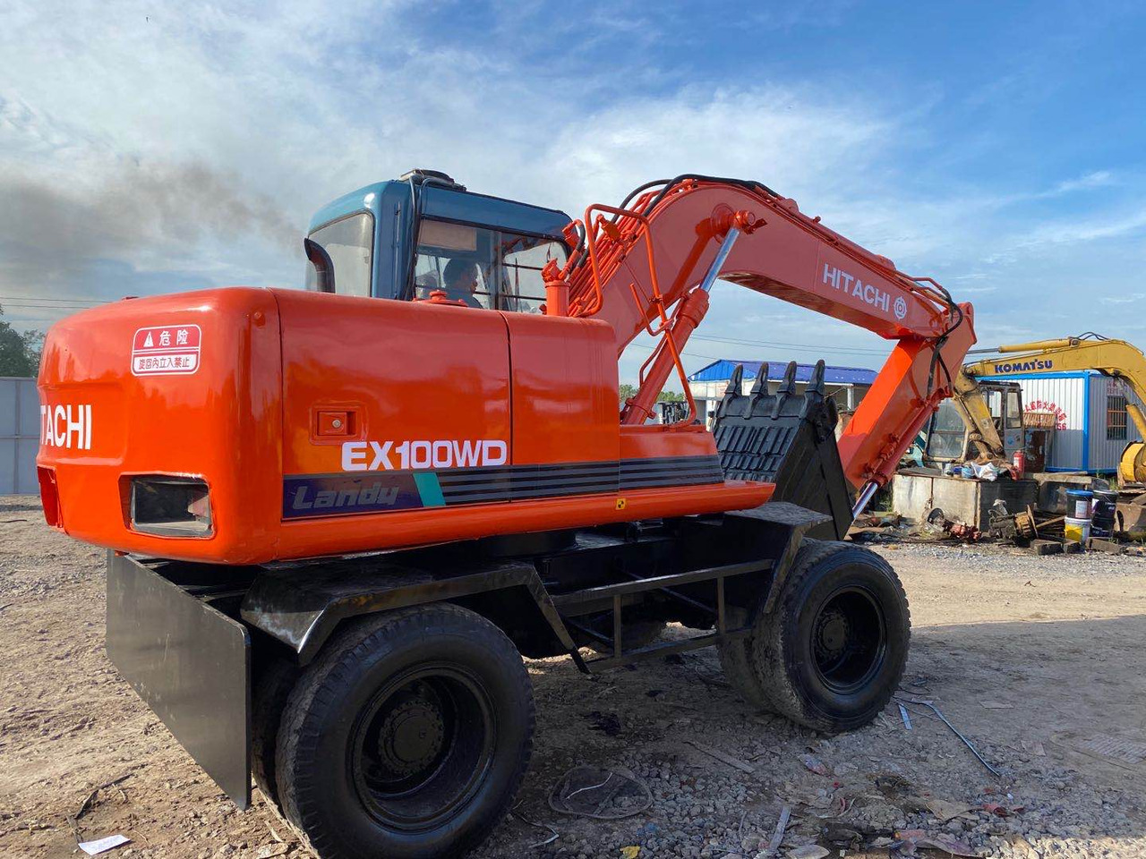 HITACHI EX100WD - Gumikerekes kotró: 3 kép. HITACHI EX100WD - Gumikerekes kotró: 3 kép.