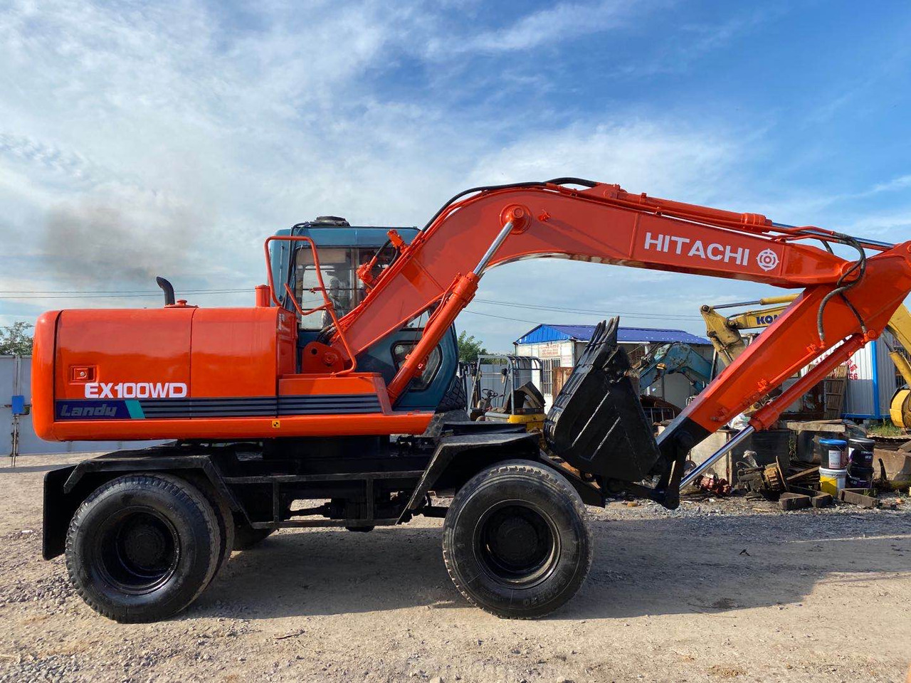 HITACHI EX100WD - Gumikerekes kotró: 1 kép. HITACHI EX100WD - Gumikerekes kotró: 1 kép.