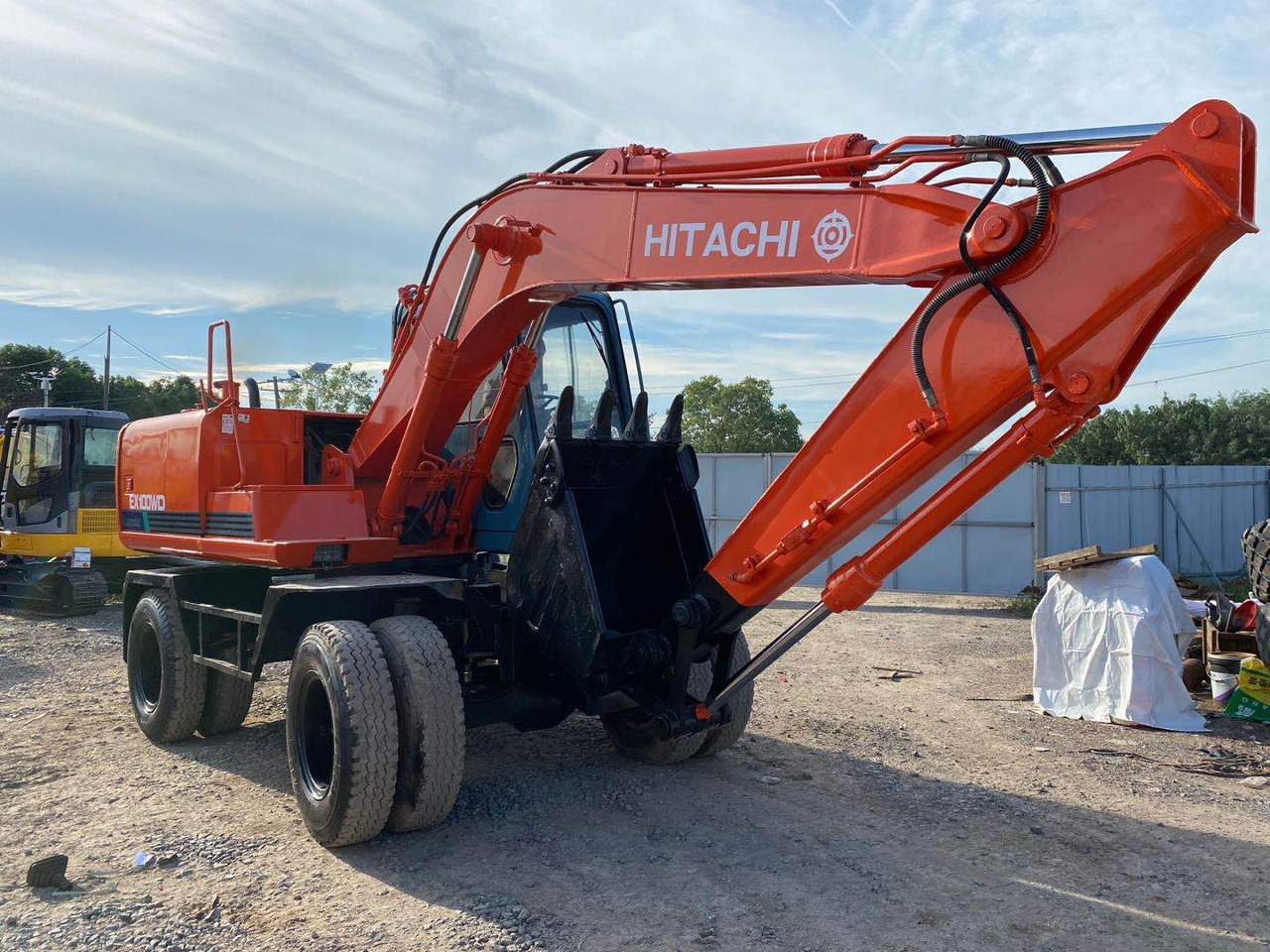 HITACHI EX100WD - Gumikerekes kotró: 2 kép. HITACHI EX100WD - Gumikerekes kotró: 2 kép.