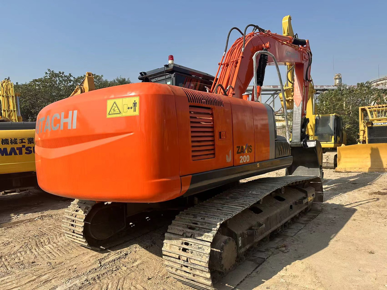 HITACHI ZX200-3 - Lánctalpas kotró: 2 kép. HITACHI ZX200-3 - Lánctalpas kotró: 2 kép.