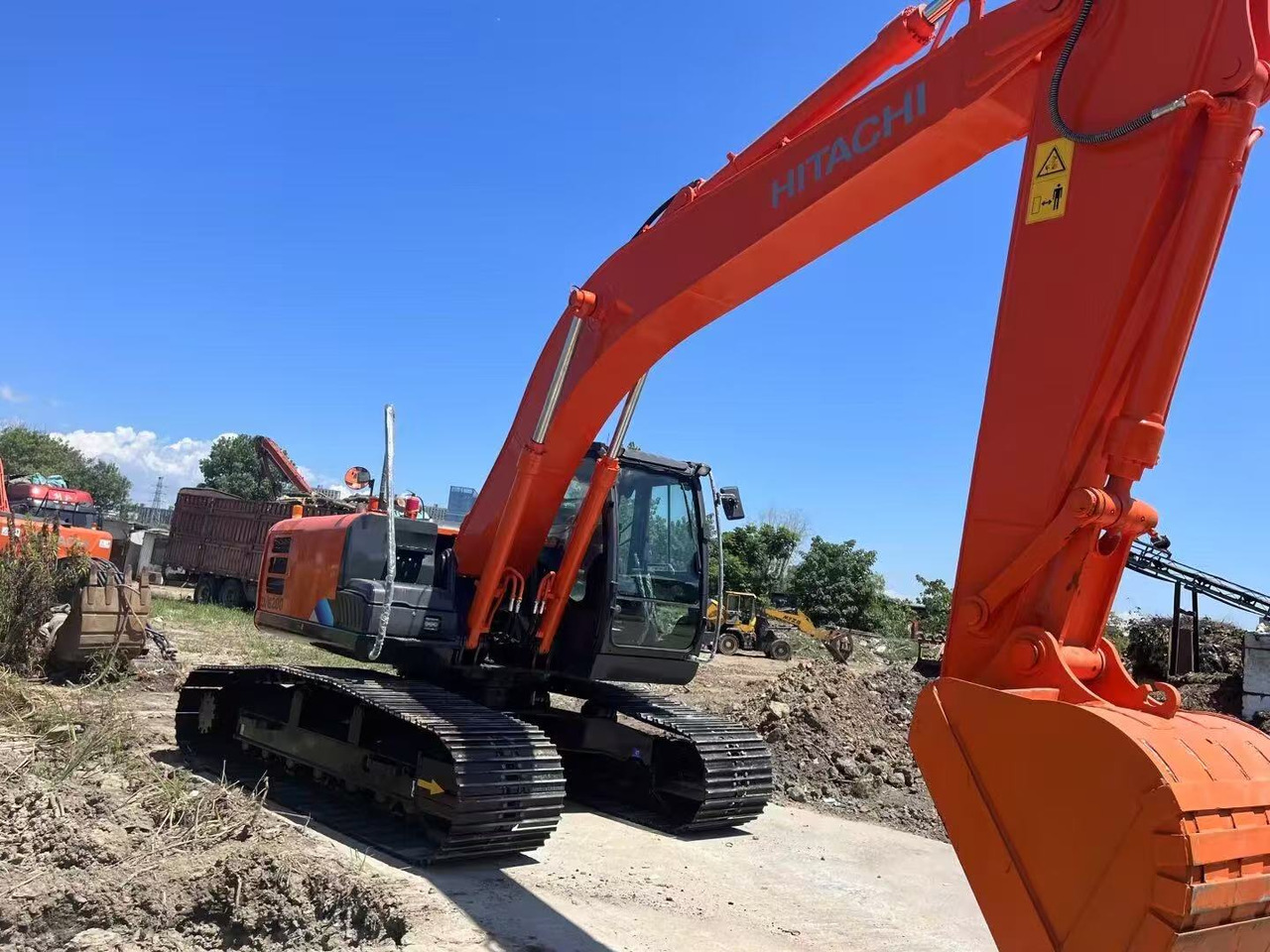 HITACHI ZX200-5G - Lánctalpas kotró: 1 kép. HITACHI ZX200-5G - Lánctalpas kotró: 1 kép.
