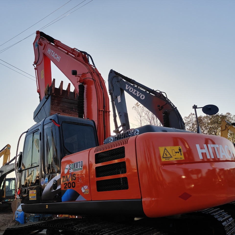 HITACHI ZX200-5G - Lánctalpas kotró: 4 kép. HITACHI ZX200-5G - Lánctalpas kotró: 4 kép.