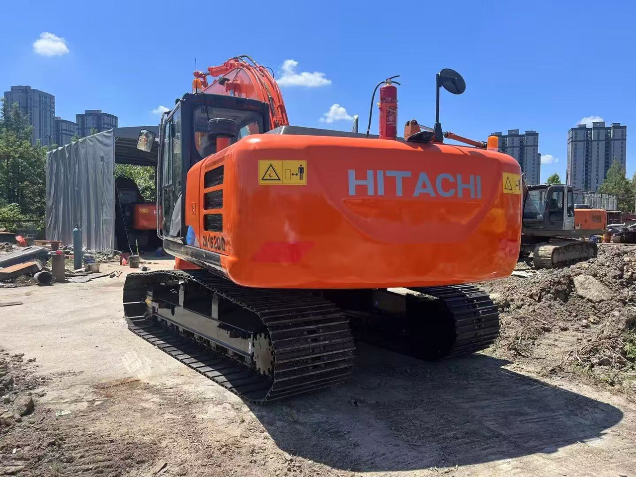 HITACHI ZX200-5G - Lánctalpas kotró: 3 kép. HITACHI ZX200-5G - Lánctalpas kotró: 3 kép.