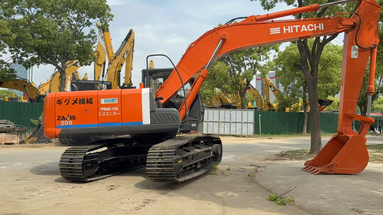 HITACHI ZX200 - Lánctalpas kotró: 5 kép. HITACHI ZX200 - Lánctalpas kotró: 5 kép.