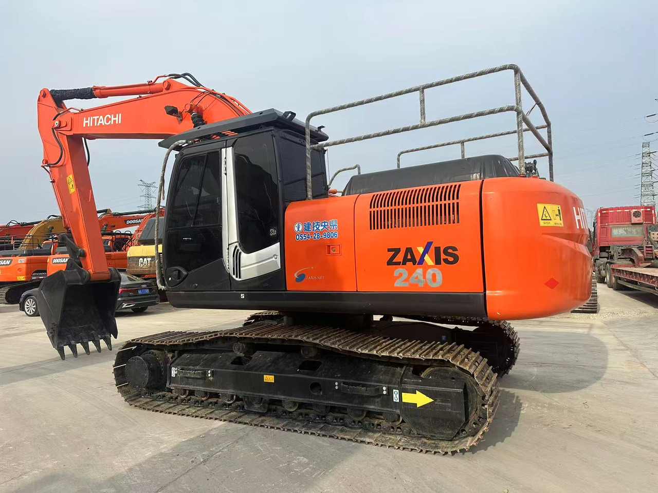 HITACHI ZX240-3G - Lánctalpas kotró: 1 kép. HITACHI ZX240-3G - Lánctalpas kotró: 1 kép.