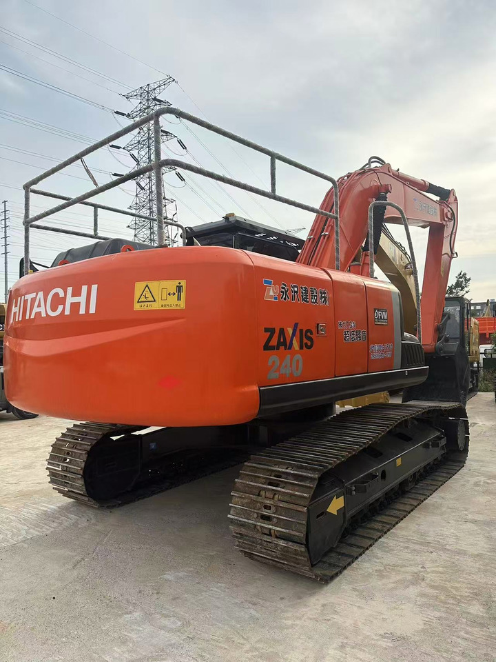 HITACHI ZX240-3G - Lánctalpas kotró: 1 kép. HITACHI ZX240-3G - Lánctalpas kotró: 1 kép.