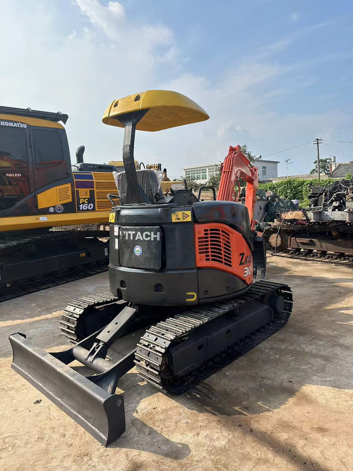 HITACHI ZX30 - Lánctalpas kotró: 2 kép. HITACHI ZX30 - Lánctalpas kotró: 2 kép.