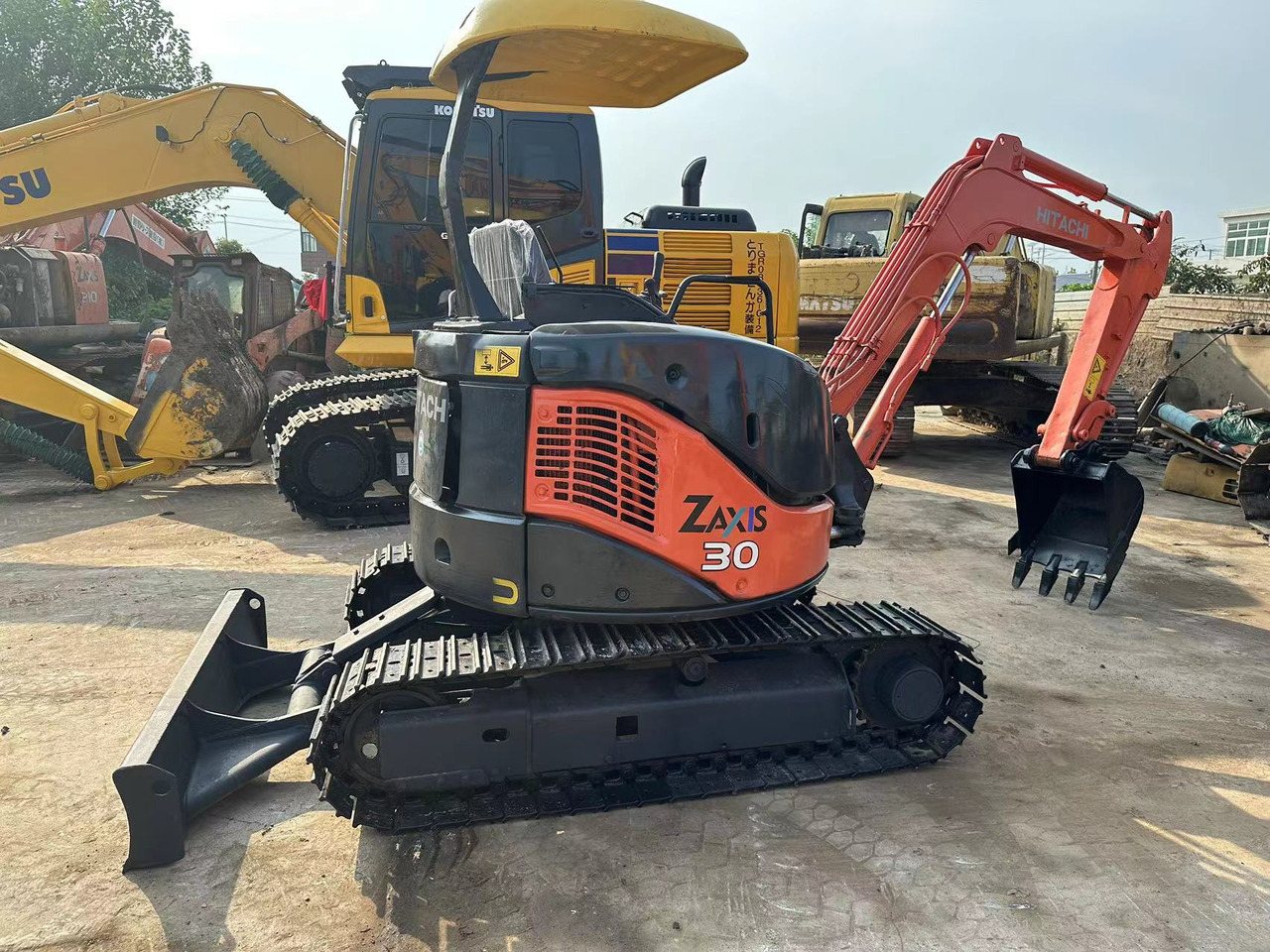 HITACHI ZX30 - Lánctalpas kotró: 1 kép. HITACHI ZX30 - Lánctalpas kotró: 1 kép.