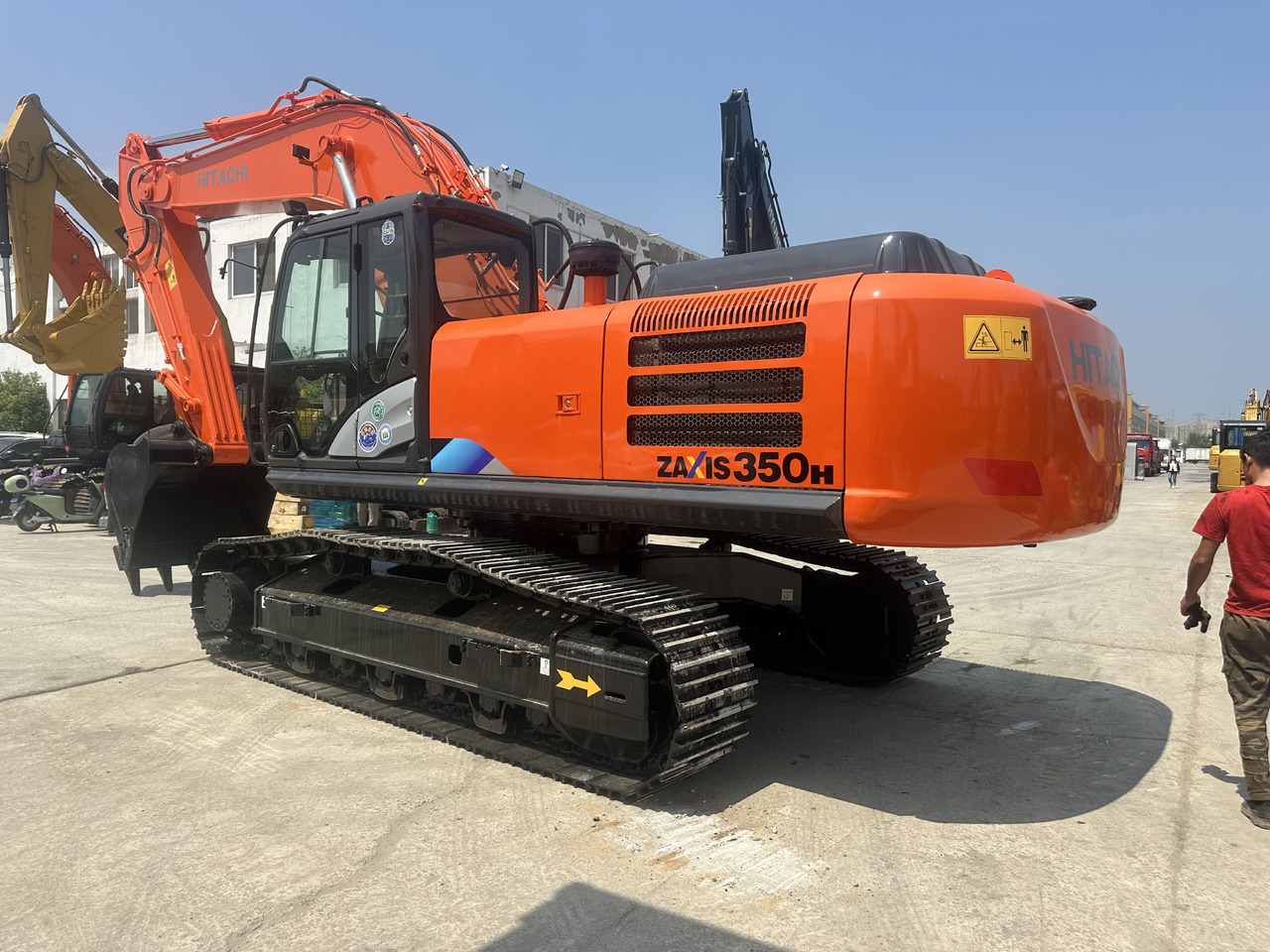 HITACHI ZX350H-5G - Lánctalpas kotró: 3 kép. HITACHI ZX350H-5G - Lánctalpas kotró: 3 kép.