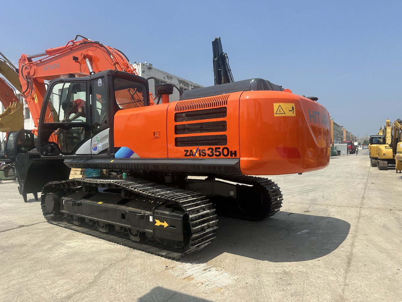 HITACHI ZX350H-5G - Lánctalpas kotró: 1 kép. HITACHI ZX350H-5G - Lánctalpas kotró: 1 kép.