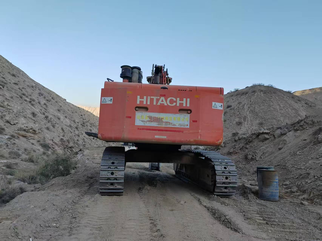 HITACHI ZX670 - Lánctalpas kotró: 2 kép. HITACHI ZX670 - Lánctalpas kotró: 2 kép.