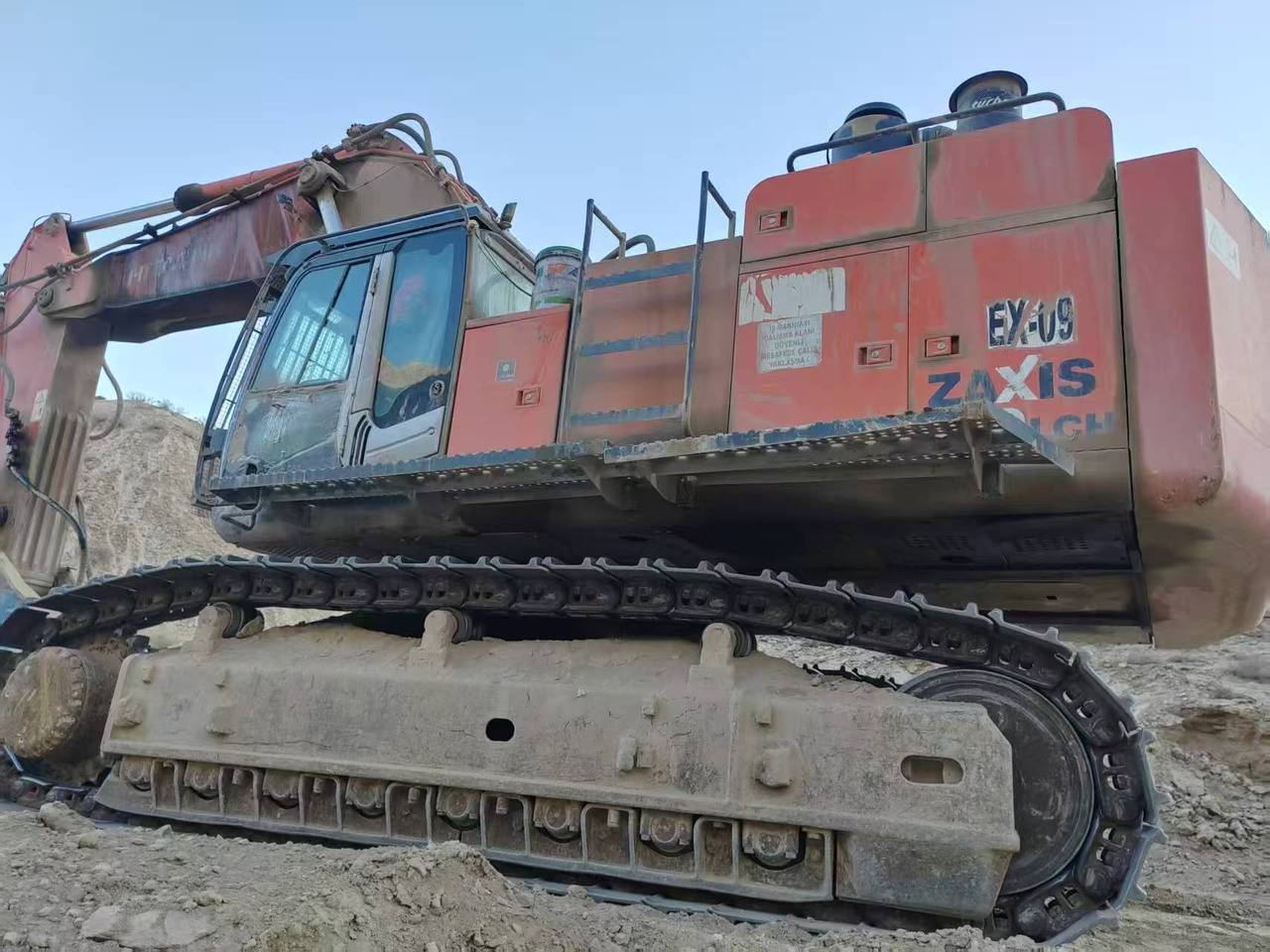 HITACHI ZX670 - Lánctalpas kotró: 4 kép. HITACHI ZX670 - Lánctalpas kotró: 4 kép.