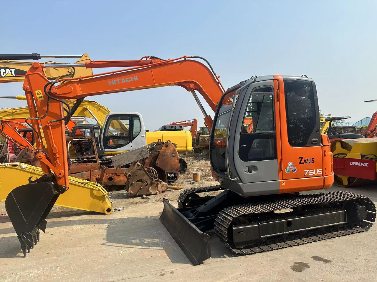 HITACHI ZX75 - Lánctalpas kotró: 1 kép. HITACHI ZX75 - Lánctalpas kotró: 1 kép.