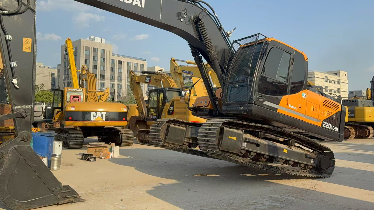 HYUNDAI R220LC-9S - Lánctalpas kotró: 5 kép. HYUNDAI R220LC-9S - Lánctalpas kotró: 5 kép.