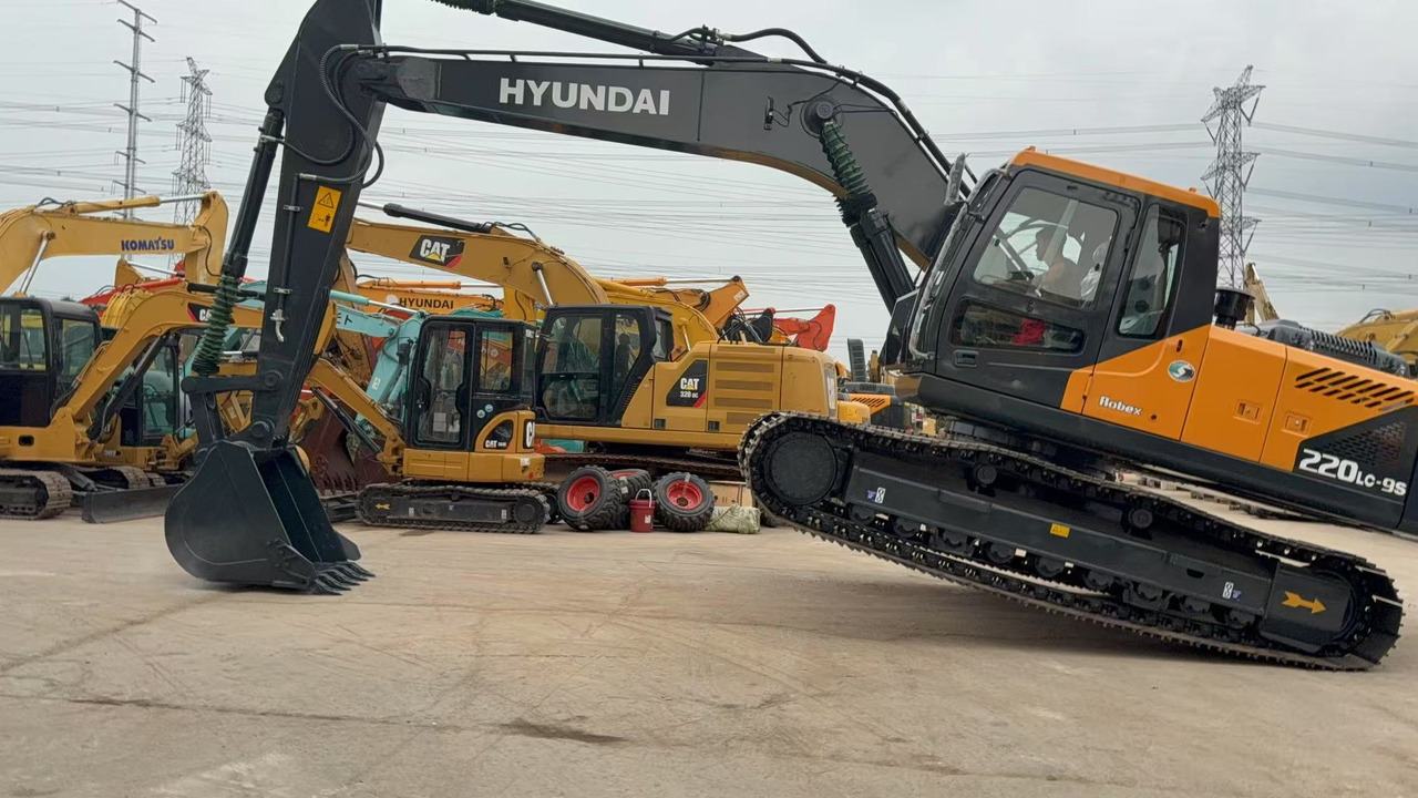 HYUNDAI R220LC-9S - Lánctalpas kotró: 5 kép. HYUNDAI R220LC-9S - Lánctalpas kotró: 5 kép.