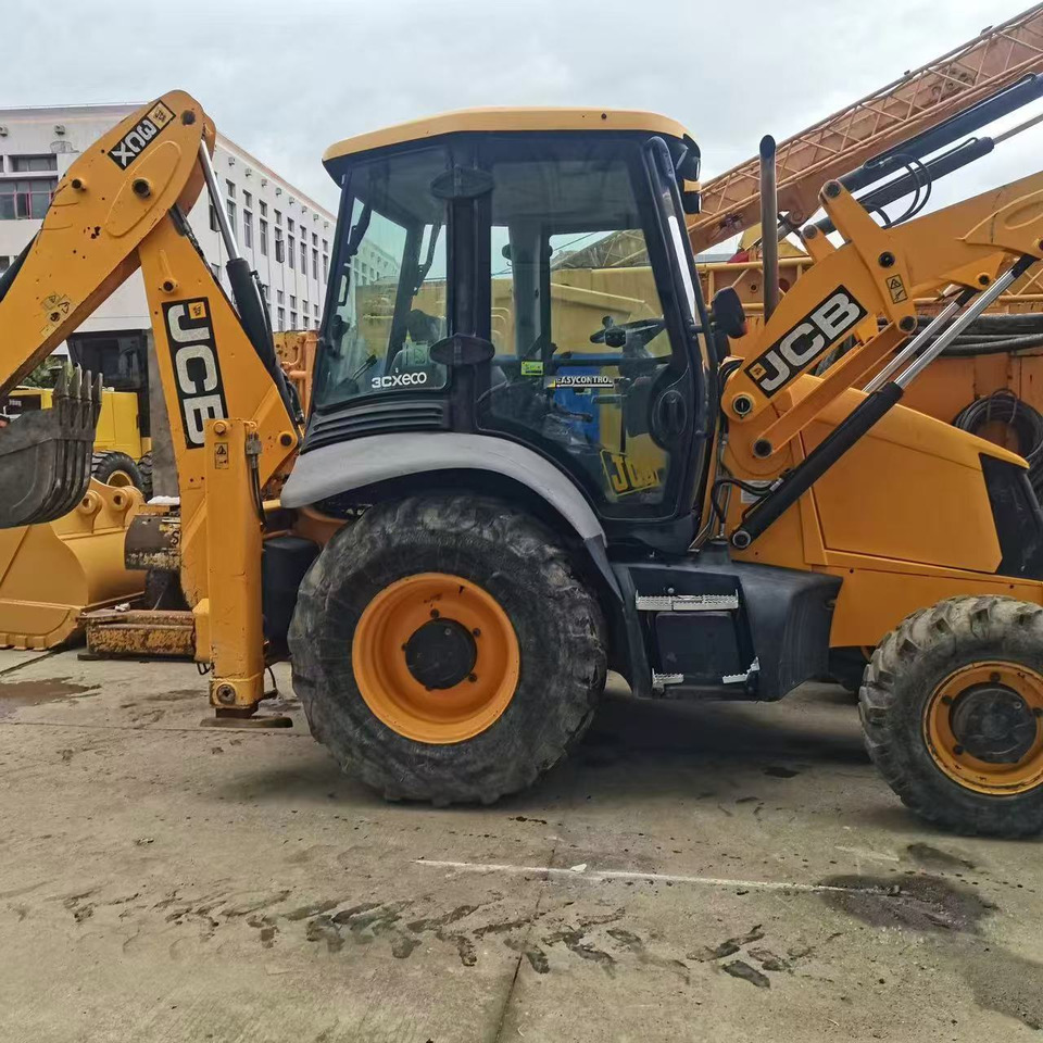 JCB 3CX - Kotrórakodó: 4 kép. JCB 3CX - Kotrórakodó: 4 kép.