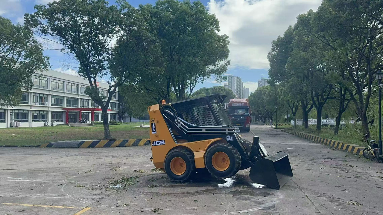 JCB JCB 185 - Mini homlokrakodó: 2 kép. JCB JCB 185 - Mini homlokrakodó: 2 kép.