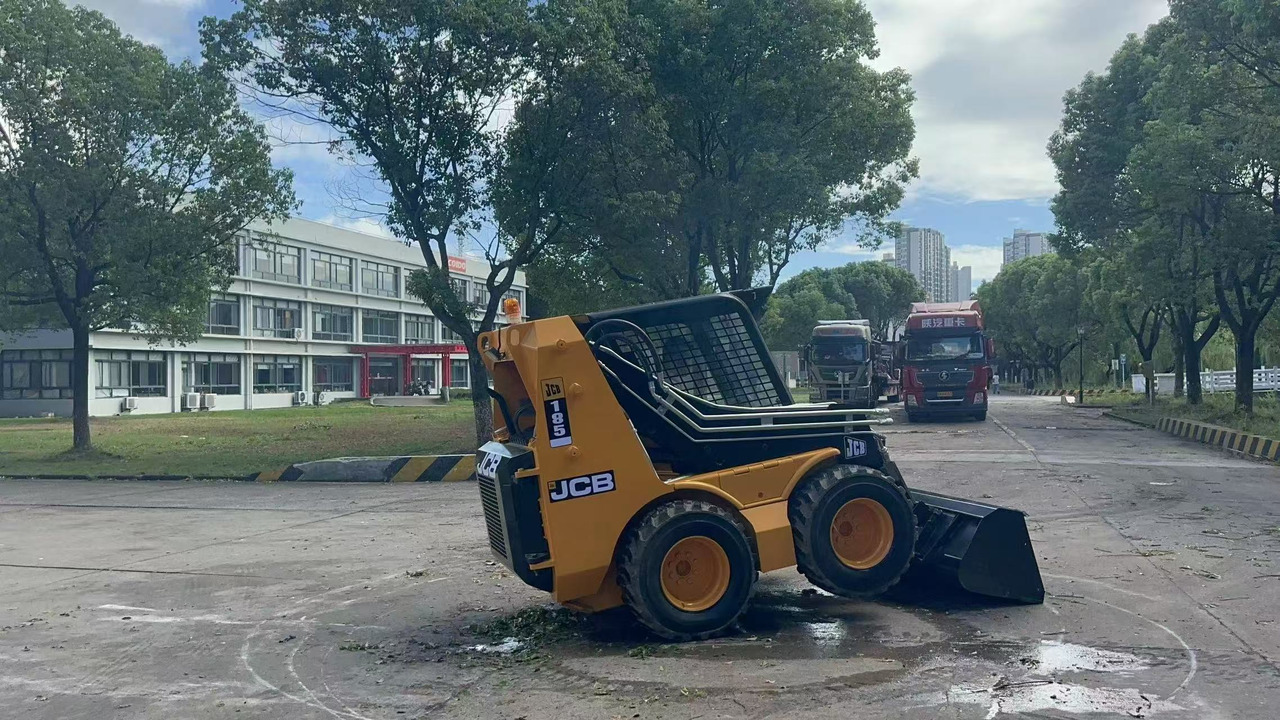 JCB JCB 185 - Mini homlokrakodó: 4 kép. JCB JCB 185 - Mini homlokrakodó: 4 kép.
