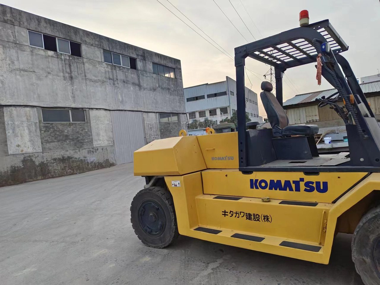 KOMATSU 15-ton - Dízel targonca: 4 kép. KOMATSU 15-ton - Dízel targonca: 4 kép.