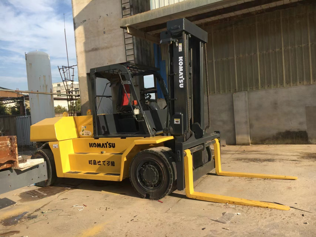 KOMATSU 15-ton - Dízel targonca: 2 kép. KOMATSU 15-ton - Dízel targonca: 2 kép.