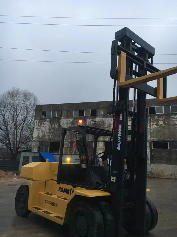 KOMATSU 15-ton - Dízel targonca: 3 kép. KOMATSU 15-ton - Dízel targonca: 3 kép.