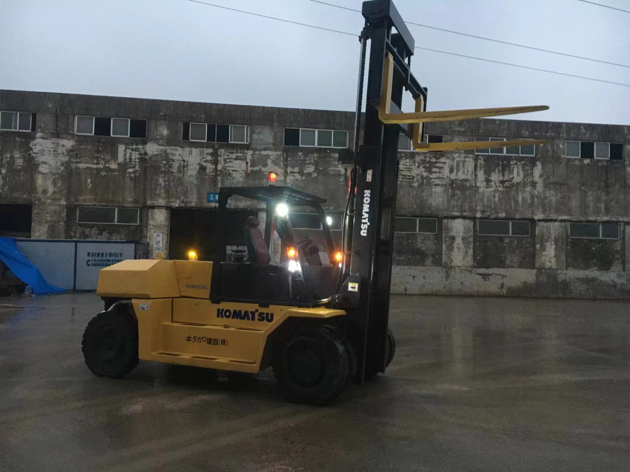 KOMATSU 15-ton - Dízel targonca: 5 kép. KOMATSU 15-ton - Dízel targonca: 5 kép.