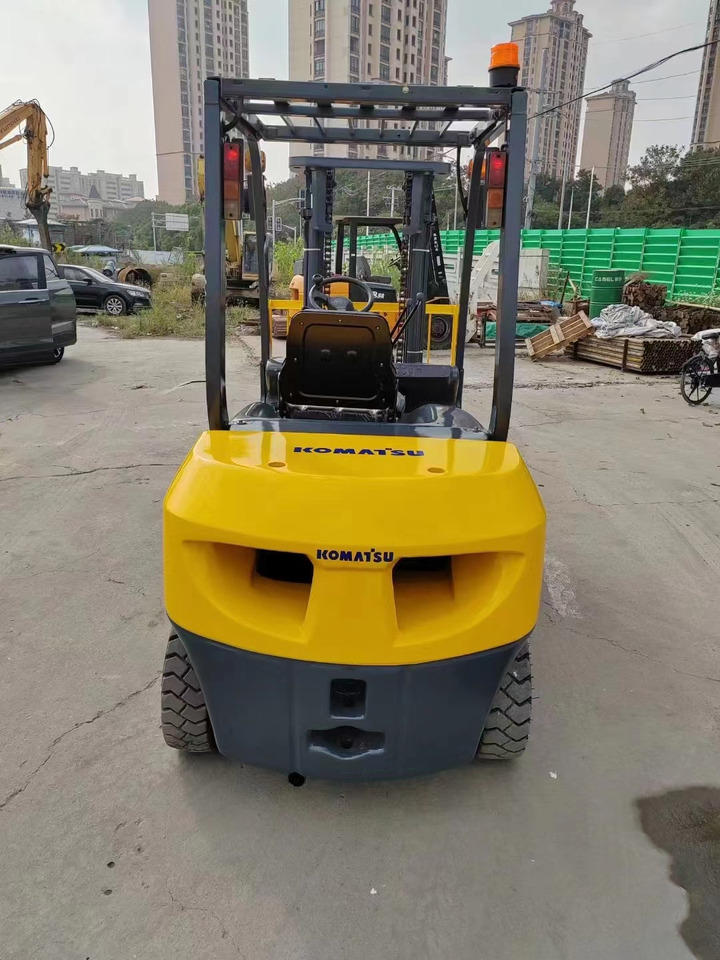KOMATSU 3-ton - Dízel targonca: 2 kép. KOMATSU 3-ton - Dízel targonca: 2 kép.