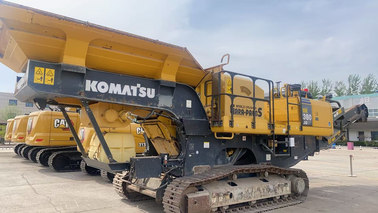 KOMATSU BR380JG-1E0 - Törőgép: 3 kép. KOMATSU BR380JG-1E0 - Törőgép: 3 kép.