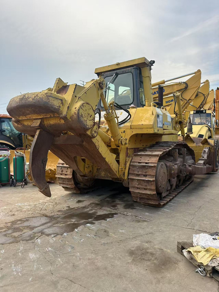 KOMATSU D155A-5 - Buldózer: 3 kép. KOMATSU D155A-5 - Buldózer: 3 kép.