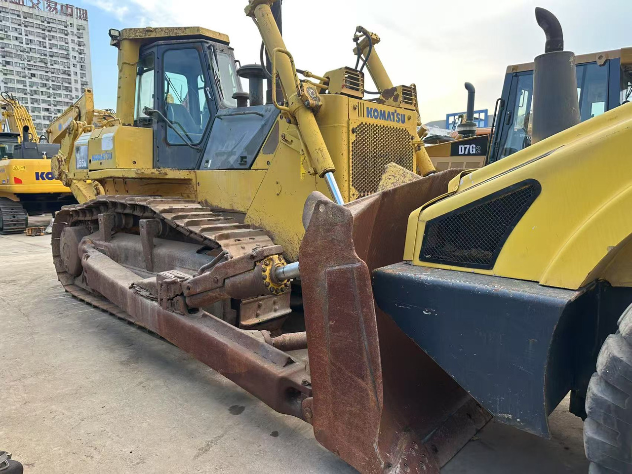 KOMATSU D155A-5 - Buldózer: 4 kép. KOMATSU D155A-5 - Buldózer: 4 kép.