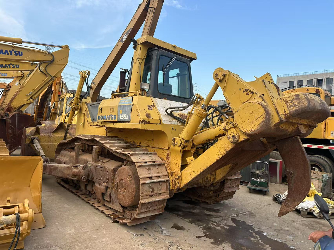 KOMATSU D155A-5 - Buldózer: 1 kép. KOMATSU D155A-5 - Buldózer: 1 kép.