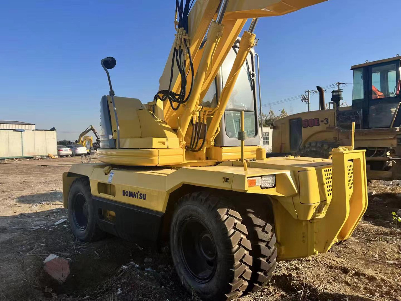 KOMATSU PC128US - Gumikerekes kotró: 3 kép. KOMATSU PC128US - Gumikerekes kotró: 3 kép.