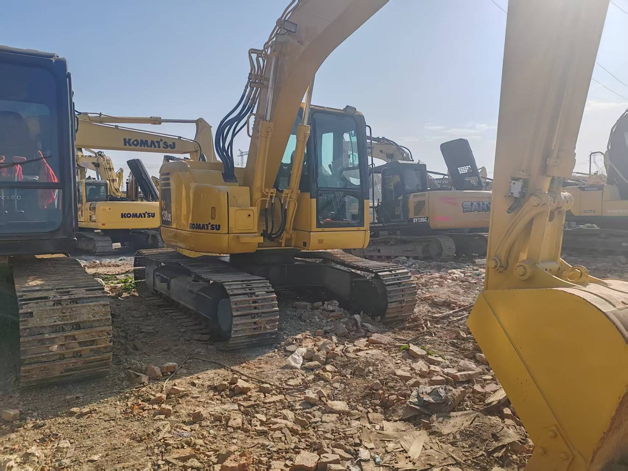 KOMATSU PC138US-8 - Lánctalpas kotró: 2 kép. KOMATSU PC138US-8 - Lánctalpas kotró: 2 kép.