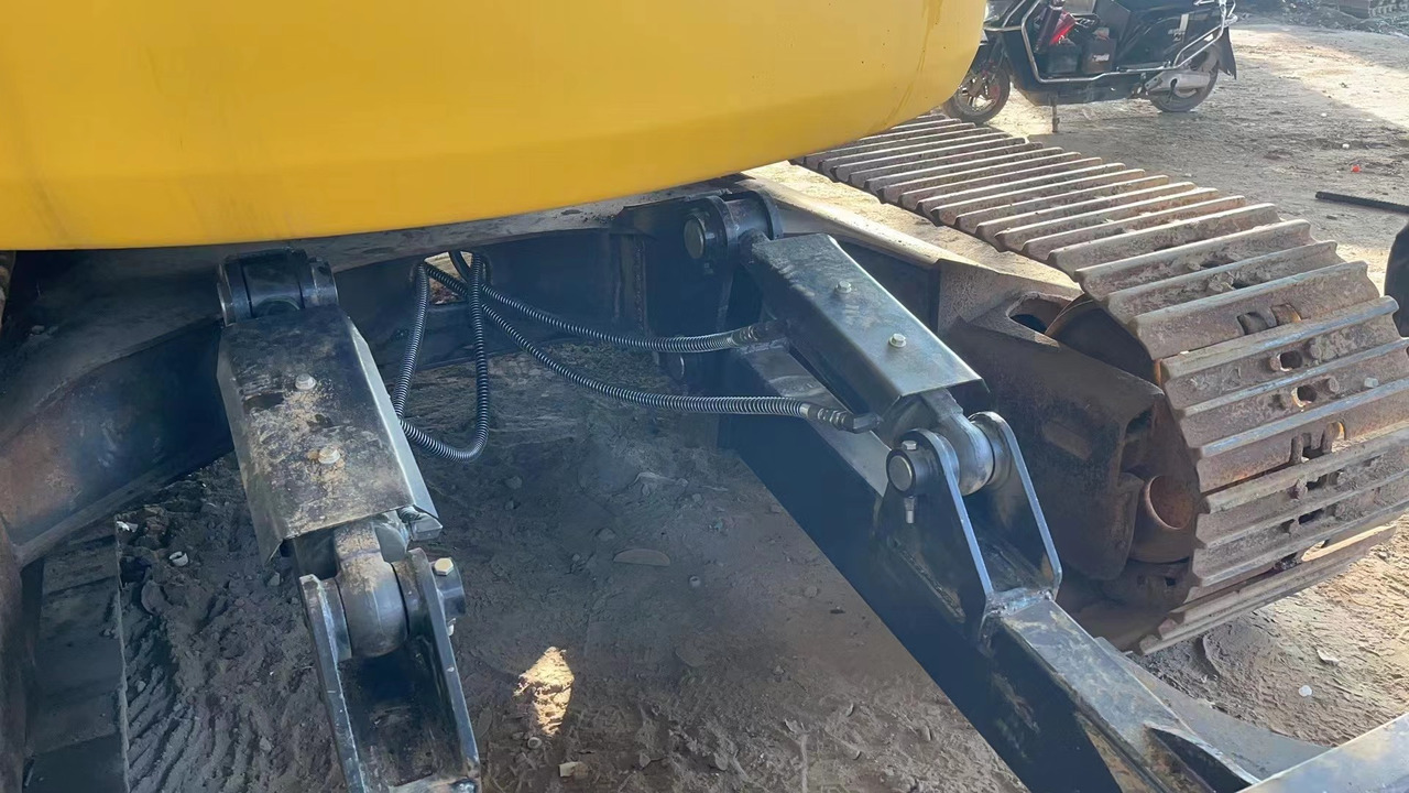 KOMATSU PC138US - Lánctalpas kotró: 3 kép. KOMATSU PC138US - Lánctalpas kotró: 3 kép.