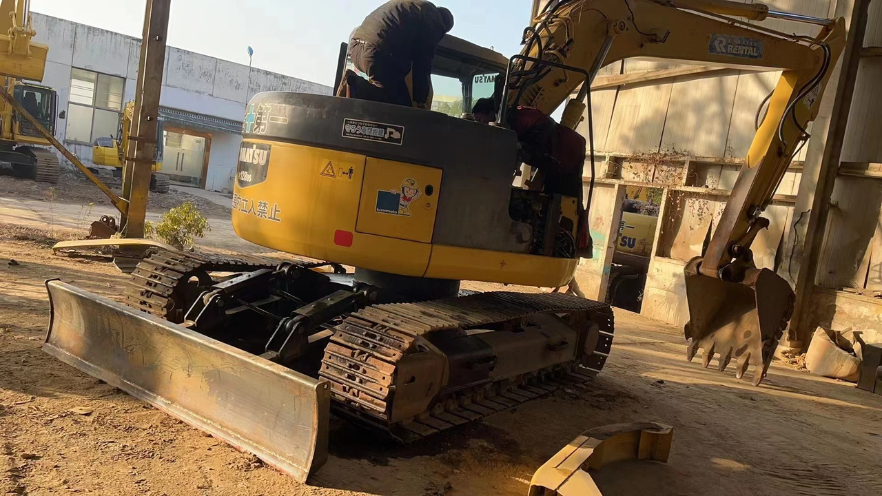 KOMATSU PC138US - Lánctalpas kotró: 1 kép. KOMATSU PC138US - Lánctalpas kotró: 1 kép.