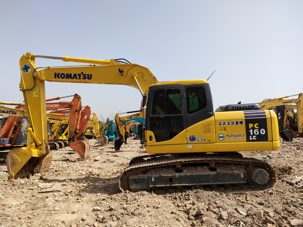 KOMATSU PC160-7 - Lánctalpas kotró: 2 kép. KOMATSU PC160-7 - Lánctalpas kotró: 2 kép.