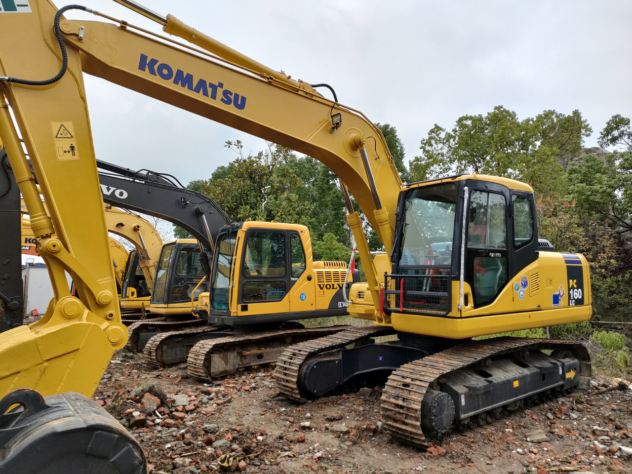 KOMATSU PC160-7 - Lánctalpas kotró: 3 kép. KOMATSU PC160-7 - Lánctalpas kotró: 3 kép.